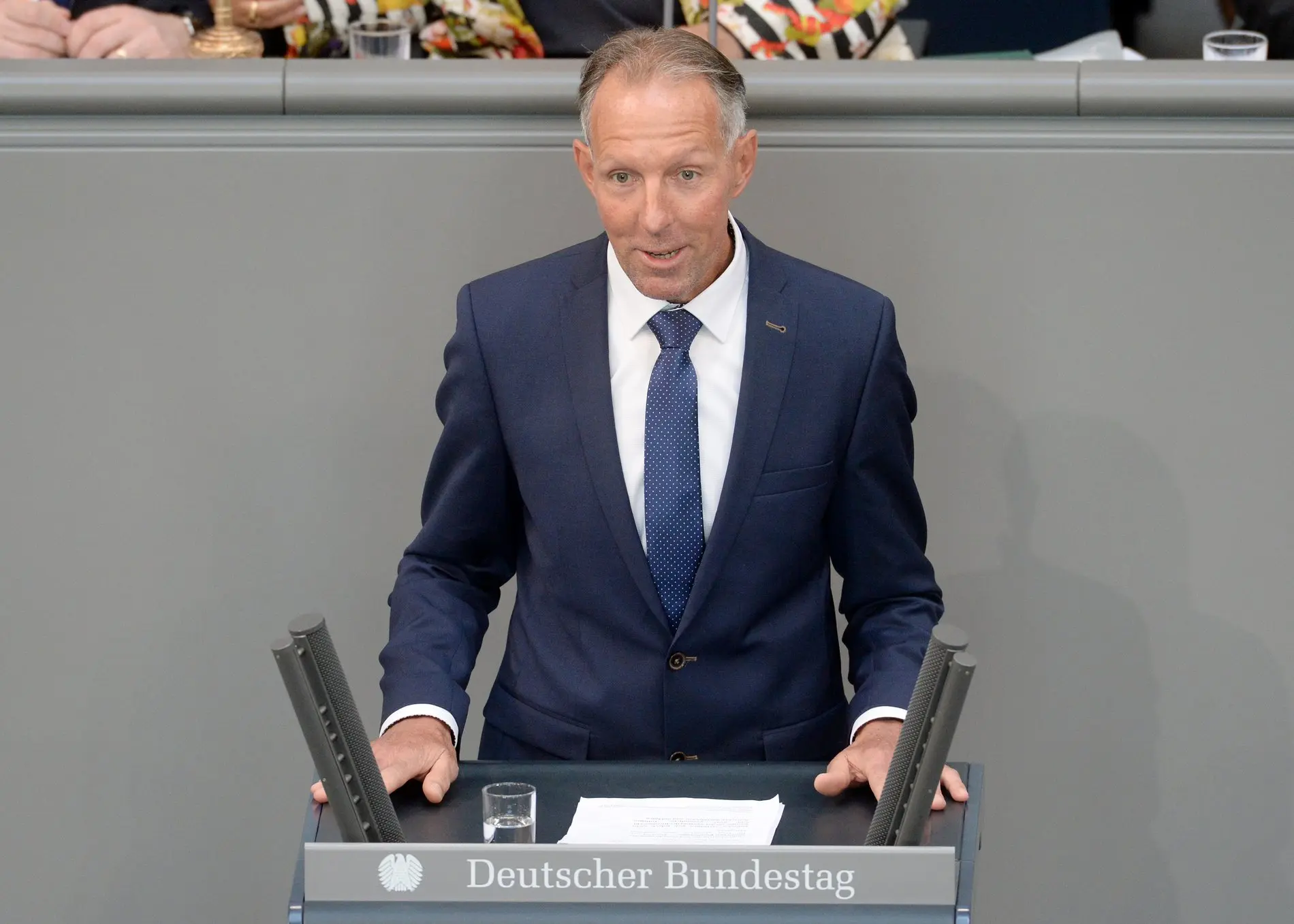 Jens Lehmann steht am Rednerpult im Deutschen Bundestag.