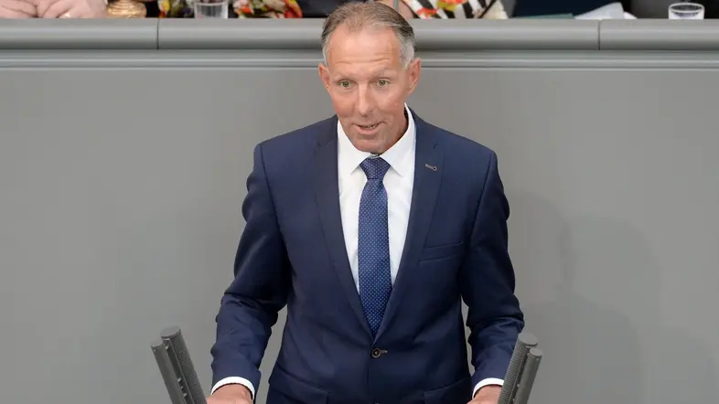 Jens Lehmann steht am Rednerpult im Deutschen Bundestag.