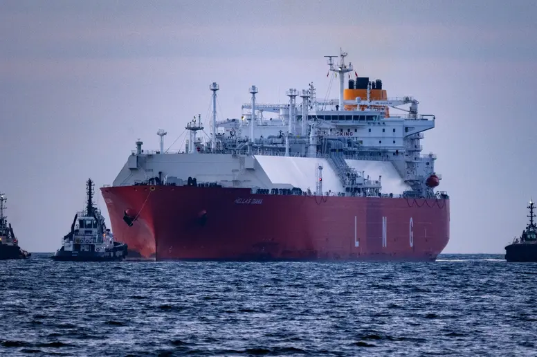 LNG Tanker wird auf der Ostsee von Tankern begleitet