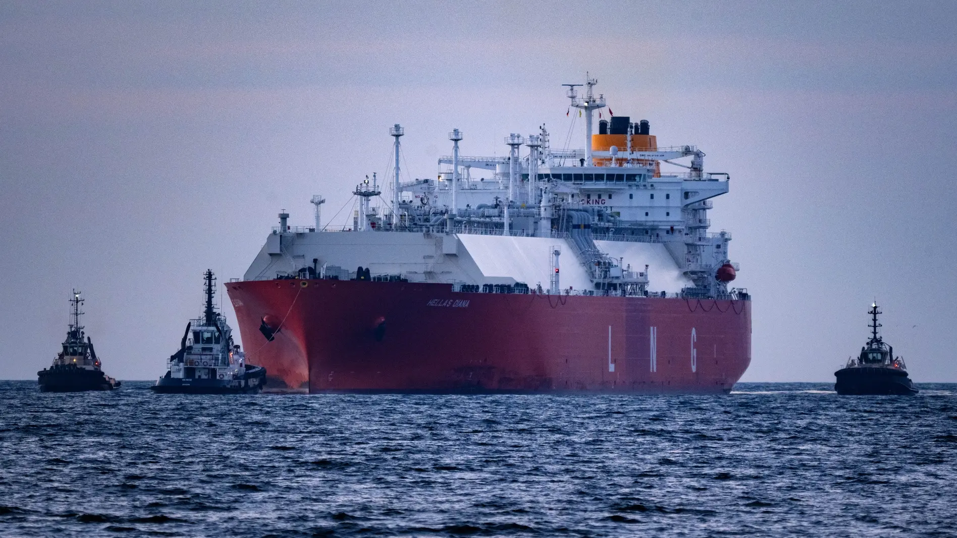 LNG-Tanker auf der Ostsee LNG Tanker wird auf der Ostsee von Tankern begleitet