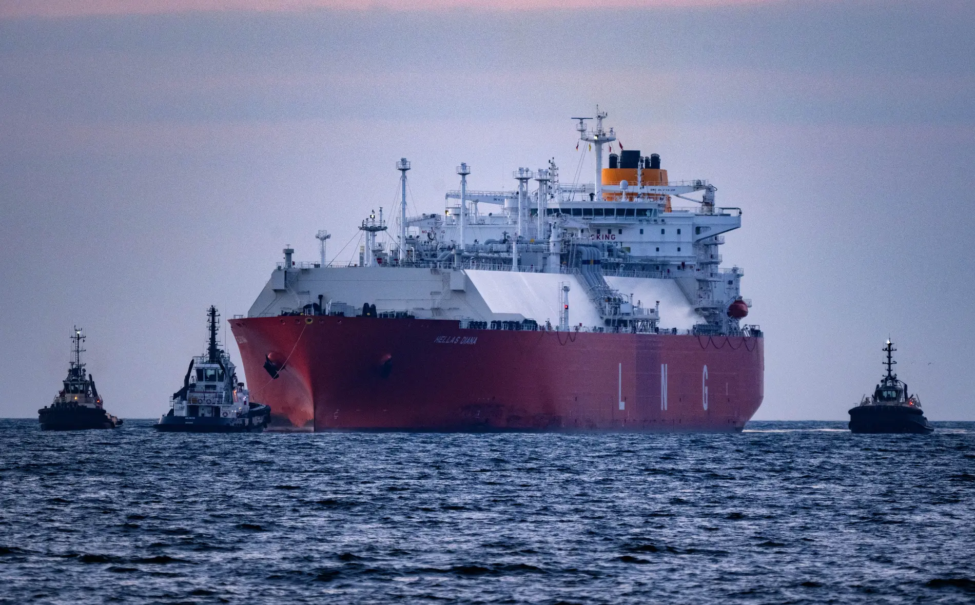 LNG Tanker wird auf der Ostsee von Tankern begleitet