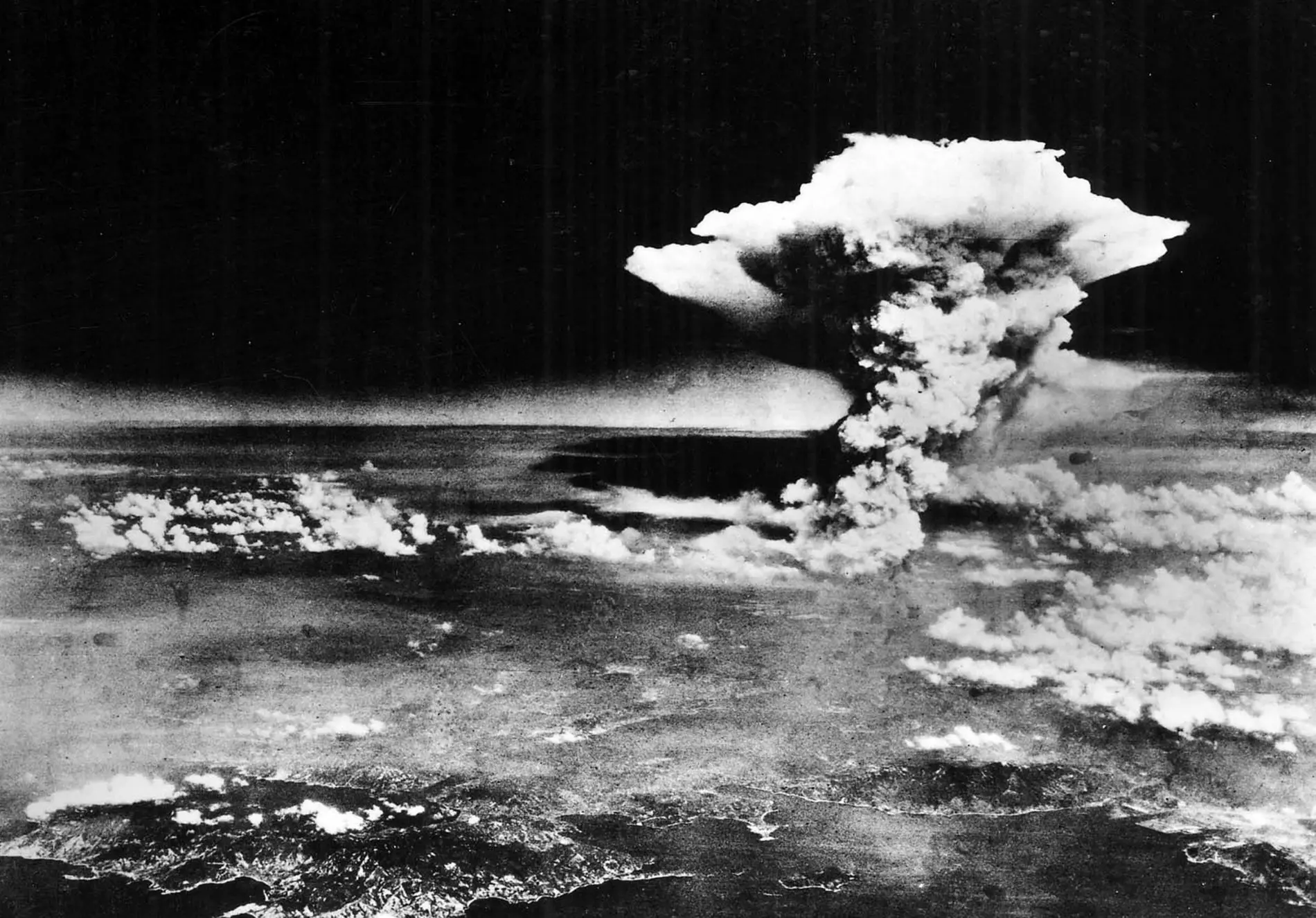 Luftaufnahme der Stadt Hiroshima nach Abwurf der ersten Atombome 1945