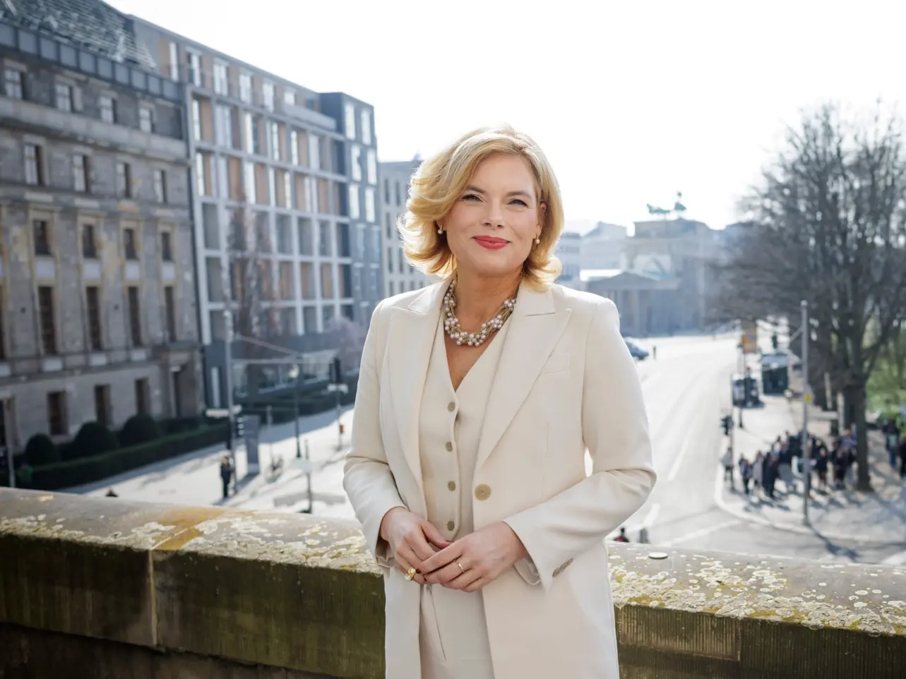Julia Klöckner Julia Klöckner an einem Geländer