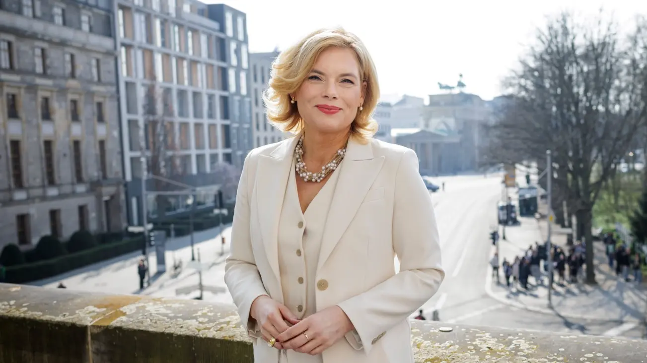 Julia Klöckner an einem Geländer
