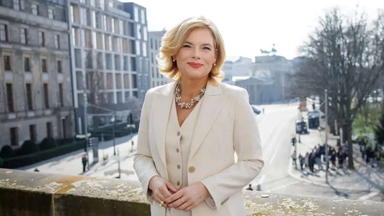 Julia Klöckner an einem Geländer