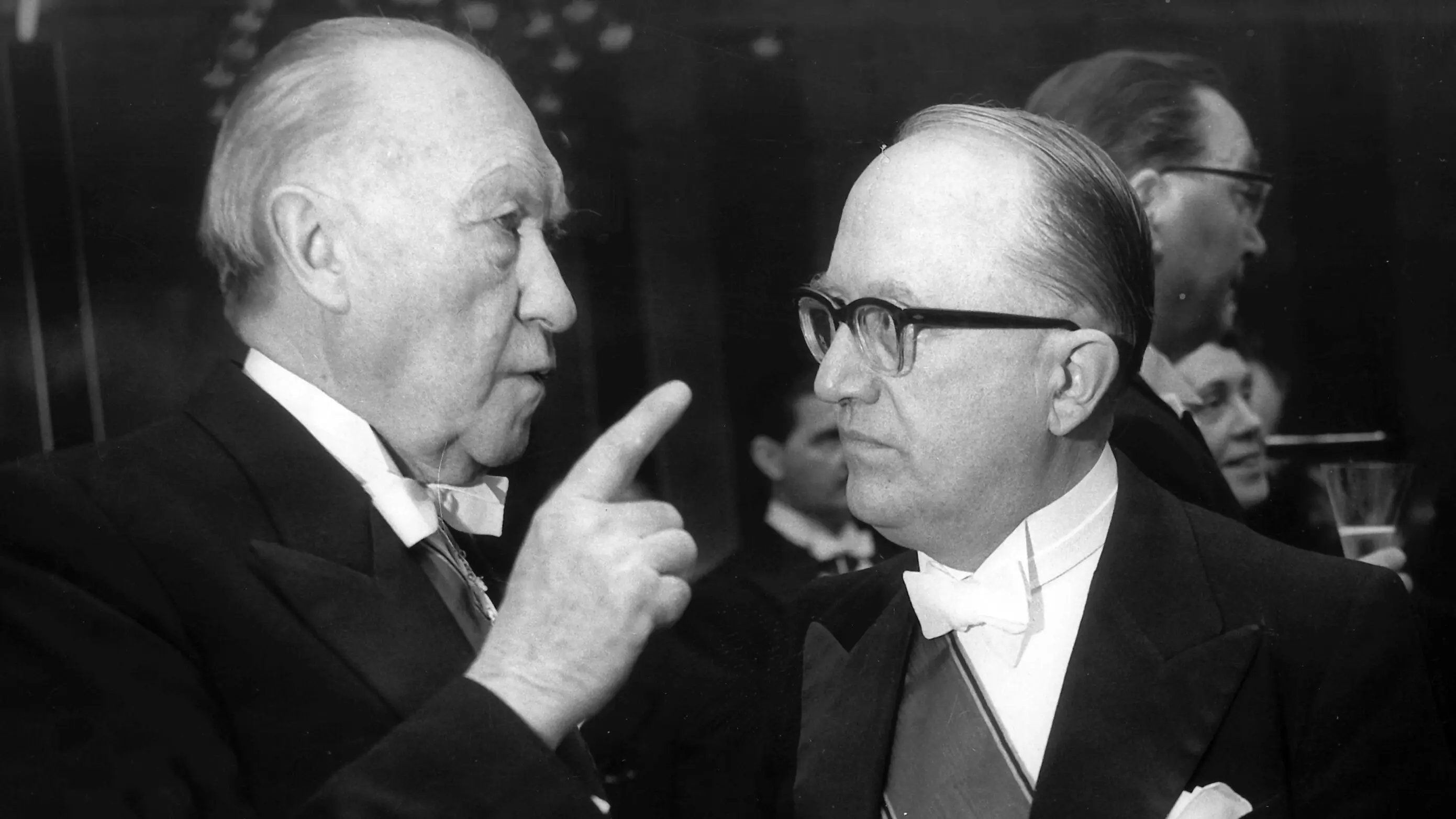 Bundeskanzler Konrad Adenauer und Walter Hallstein. Staatssekretär Walter Hallstein im Gespräch mit Bundeskanzler Konrad Adenauer.