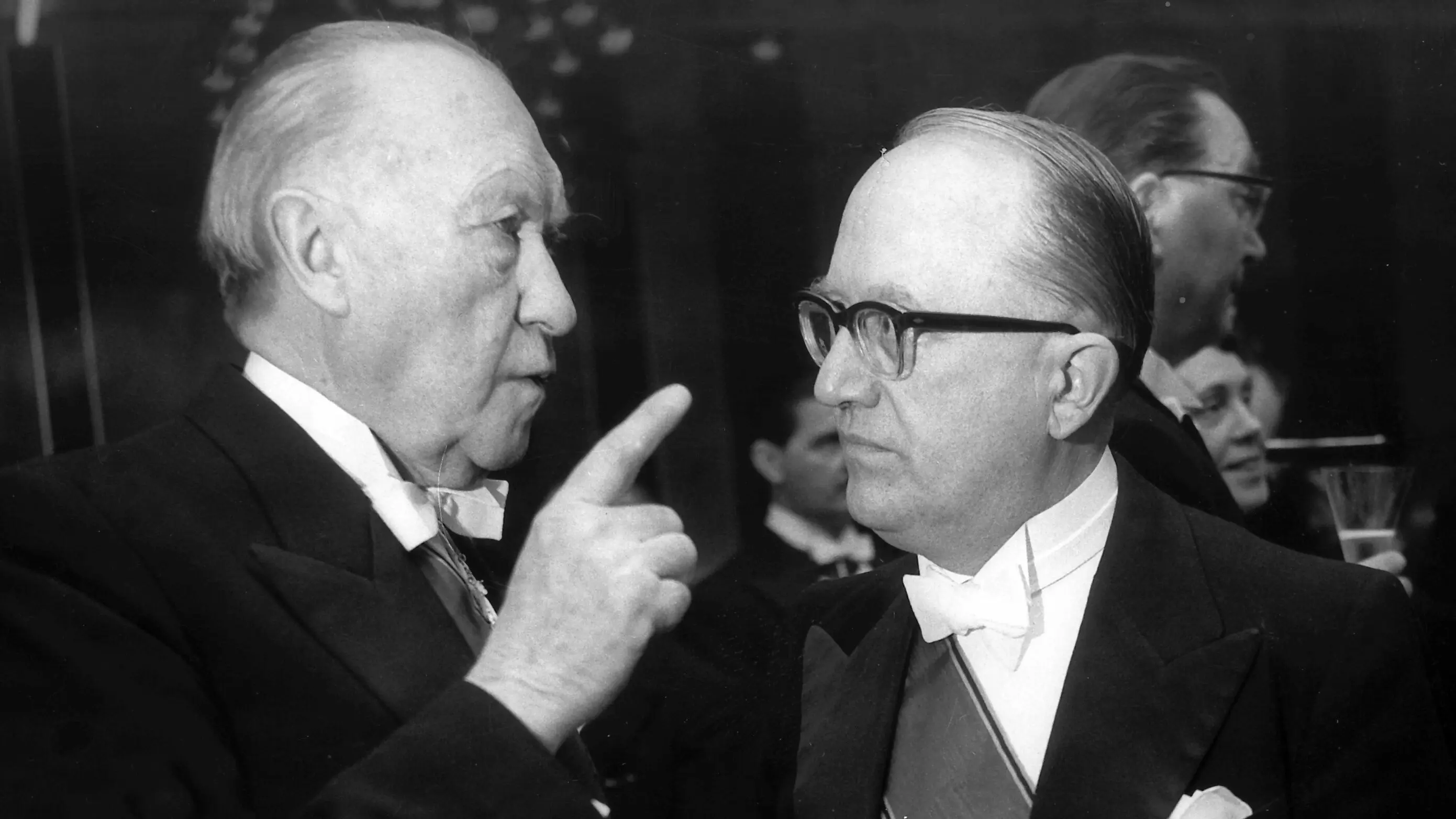 Staatssekretär Walter Hallstein im Gespräch mit Bundeskanzler Konrad Adenauer.