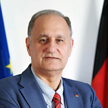 Reza Asghari im Portrait