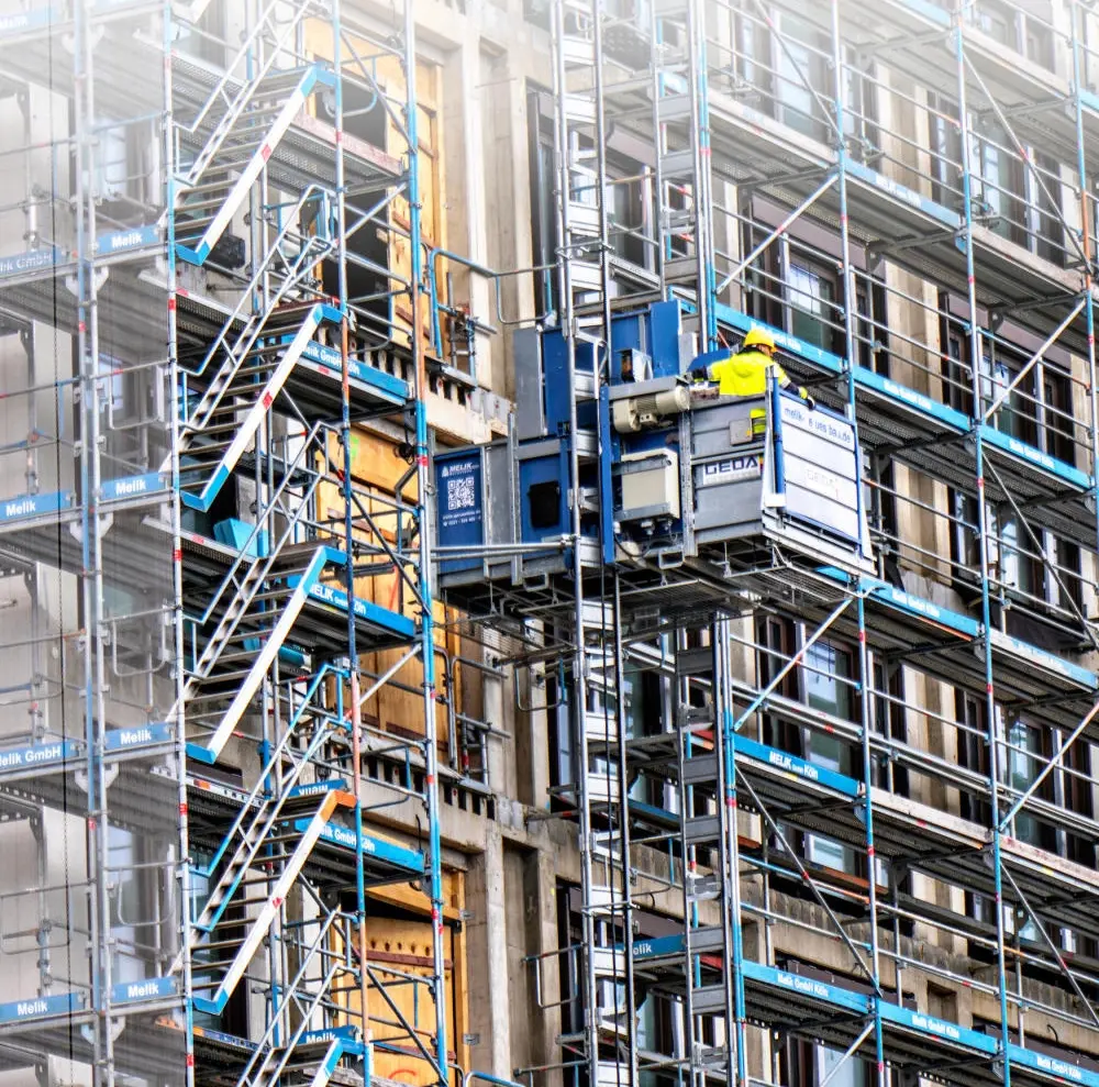 Ein "Bau-Booster" soll zu nachhaltigem Bauen in der Zukunft führen. Baugerüst an einem Hochhaus.