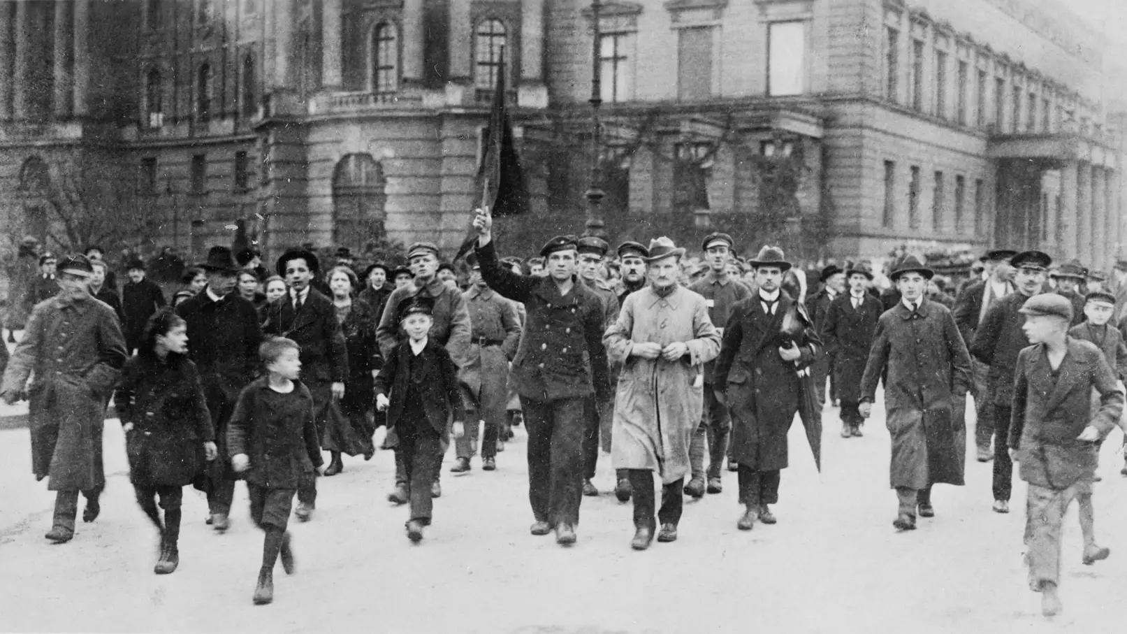 Novemberrevolution 1918: Truppenteile schließen sich den Streikenden an.