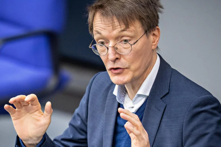 Karl Lauterbach gestikuliert während seiner Rede im Bundestag