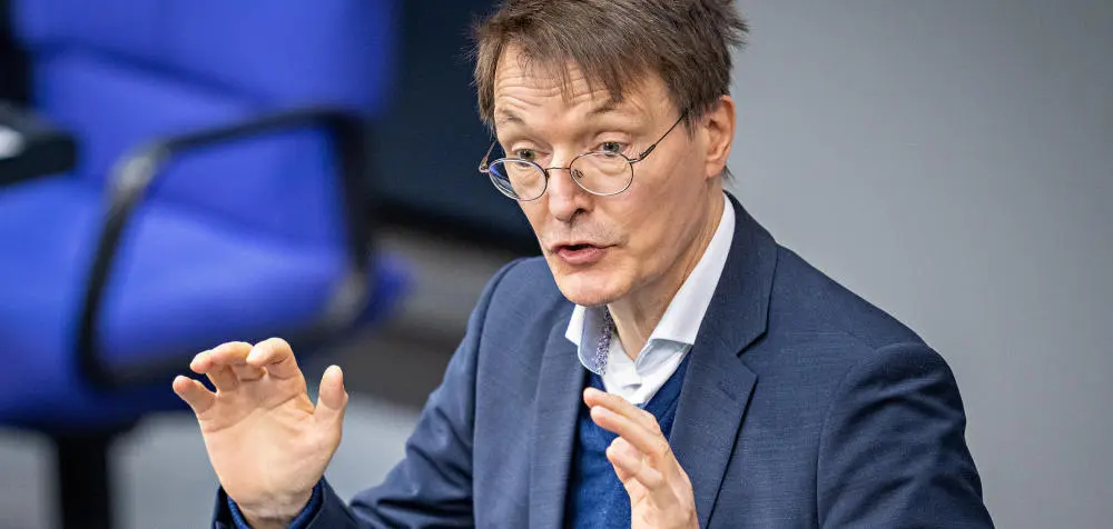 Bundesgesundheitsminister Karl Lauterbach (SPD) Karl Lauterbach gestikuliert während seiner Rede im Bundestag