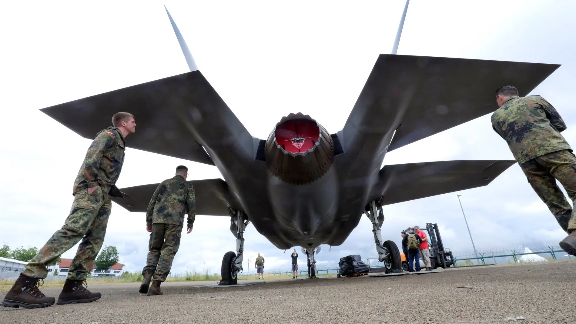 Bundeswehr Soldaten betrachten US-amerikanisches Kampfflugzeug Soldaten der Bundeswehr betrachten ein Modell eines Kampfflugzeugs vom Typ F-35.