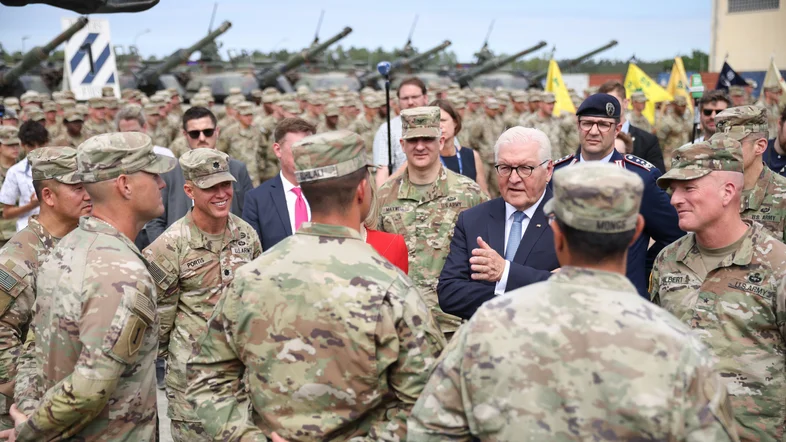 Bundespräsident Frank-Walter Steinmeier besucht US-Streitkräfte in Grafenwöhr