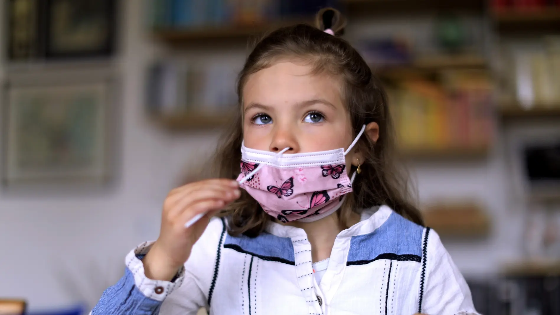 Schnelltest in der Schule Schulkind beim Antigen Schnelltest in der Schule