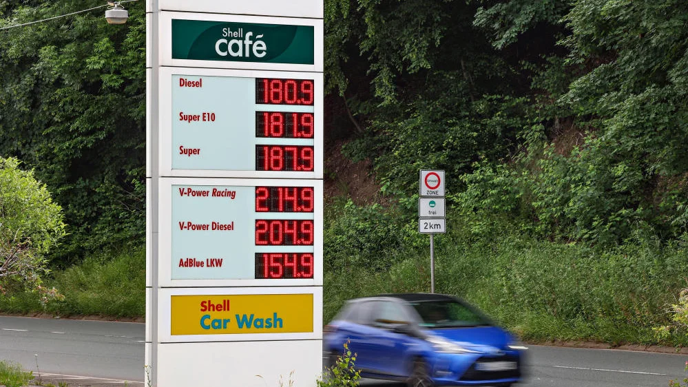 SHELL Tankstelle in Siegen mit blauem Auto