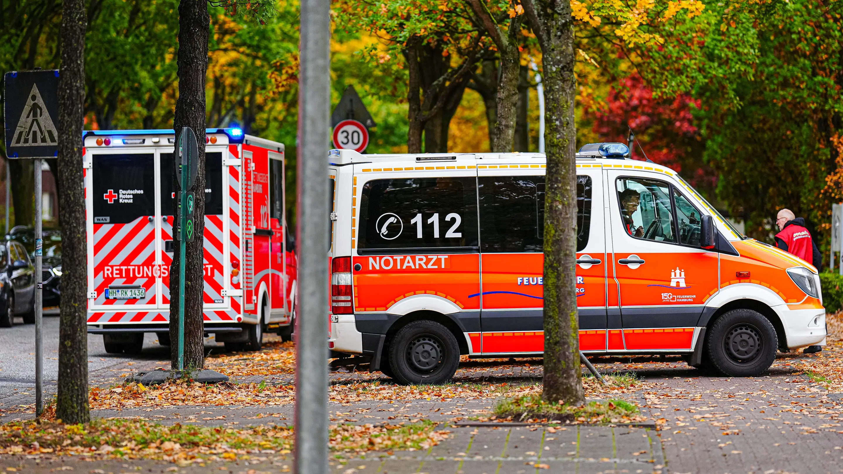 Rettungsdienst Rettungsdienst vor der Einsatzstelle.
