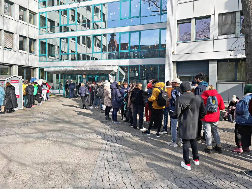 Registrierung von Flüchtlingen aus der Ukraine Ukrainische Flüchtlinge stehen in einer Schlange vor einer Berliner Behörde.