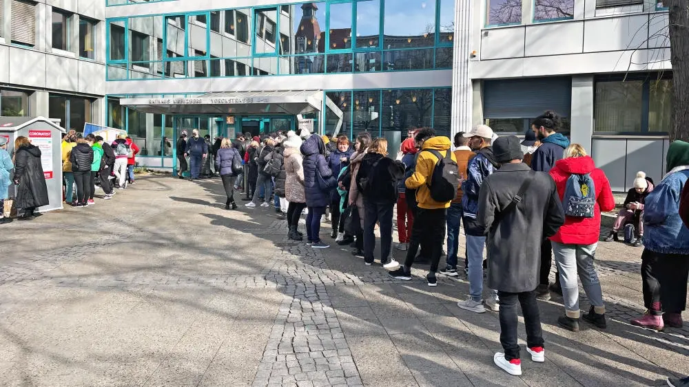 Registrierung von Flüchtlingen aus der Ukraine Ukrainische Flüchtlinge stehen in einer Schlange vor einer Berliner Behörde