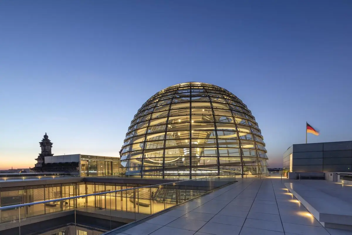 Beleuchtete Kuppel des Reichstages