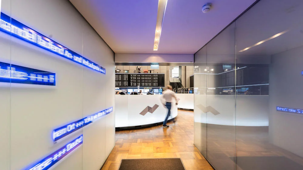 Ein Mann geht durch den Handelssaal an der Börse