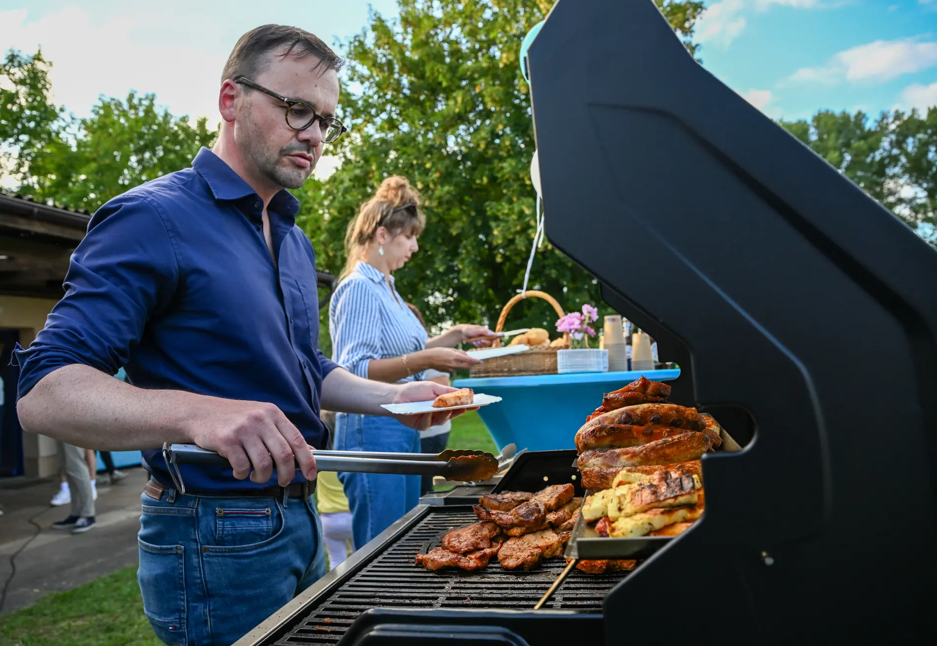 CDU-Spitzenkandidat Jan Redmann Jan Redmann, Brandenburger CDU-Fraktionsvorsitzender, am Grill