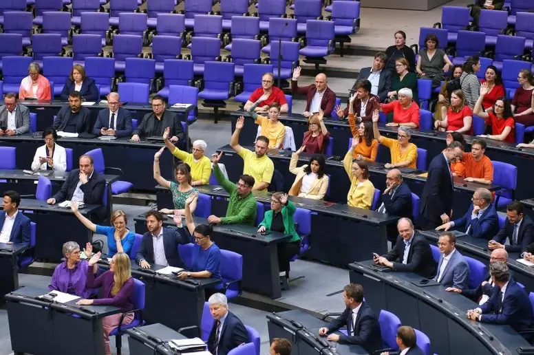 Abgeordnete der Grünen in bunter Kleidung im Plenum