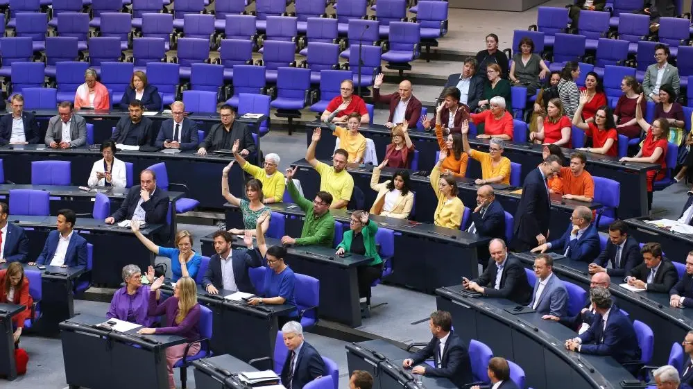 Bunter Protest Abgeordnete der Grünen in bunter Kleidung im Plenum