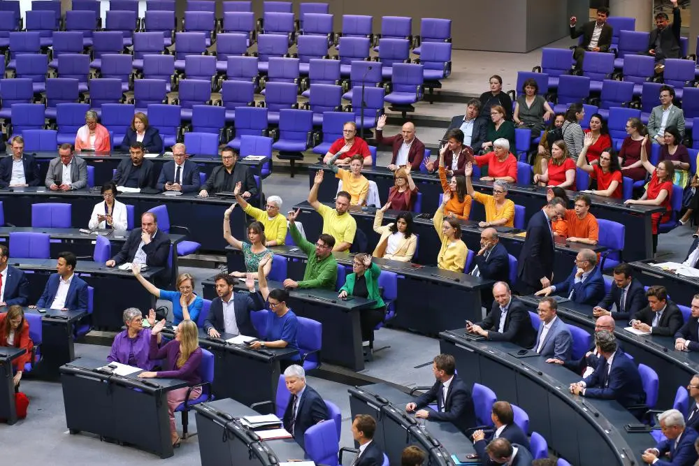 Bunter Protest Abgeordnete der Grünen in bunter Kleidung im Plenum