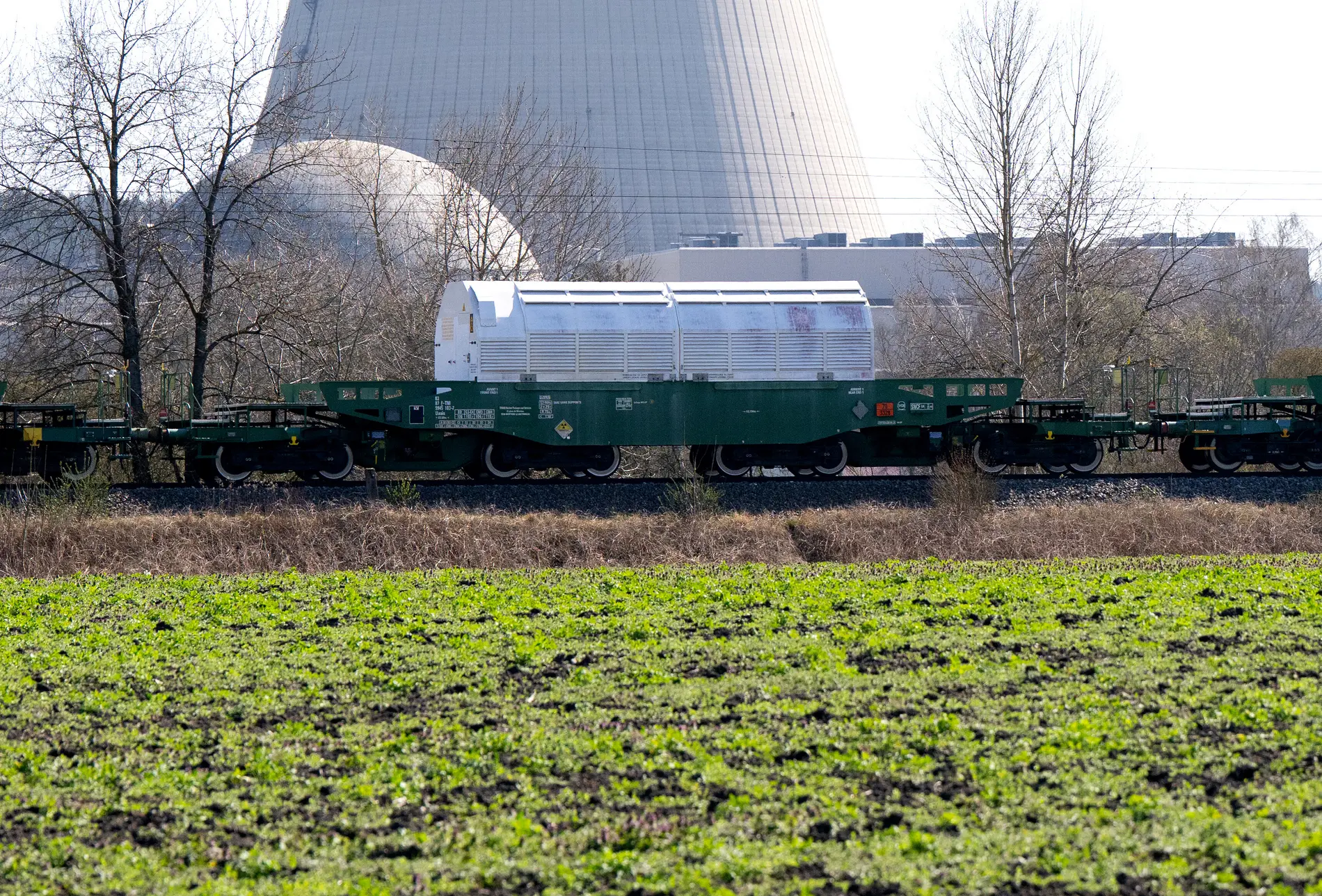 Castor-Transport Ein Zug mit Castor-Behältern fährt am Kernkraftwerk Isar entlang.