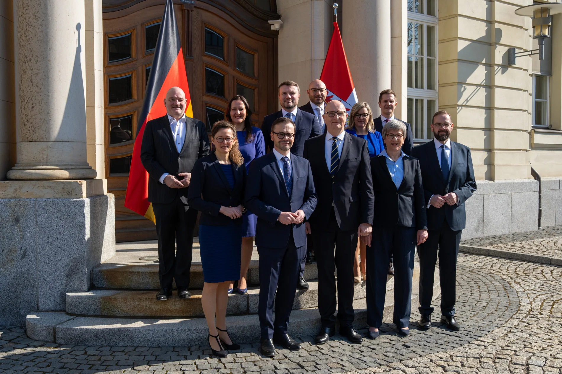 Das neue Kabinett von Brandenburg posiert bei einem Gruppenfoto