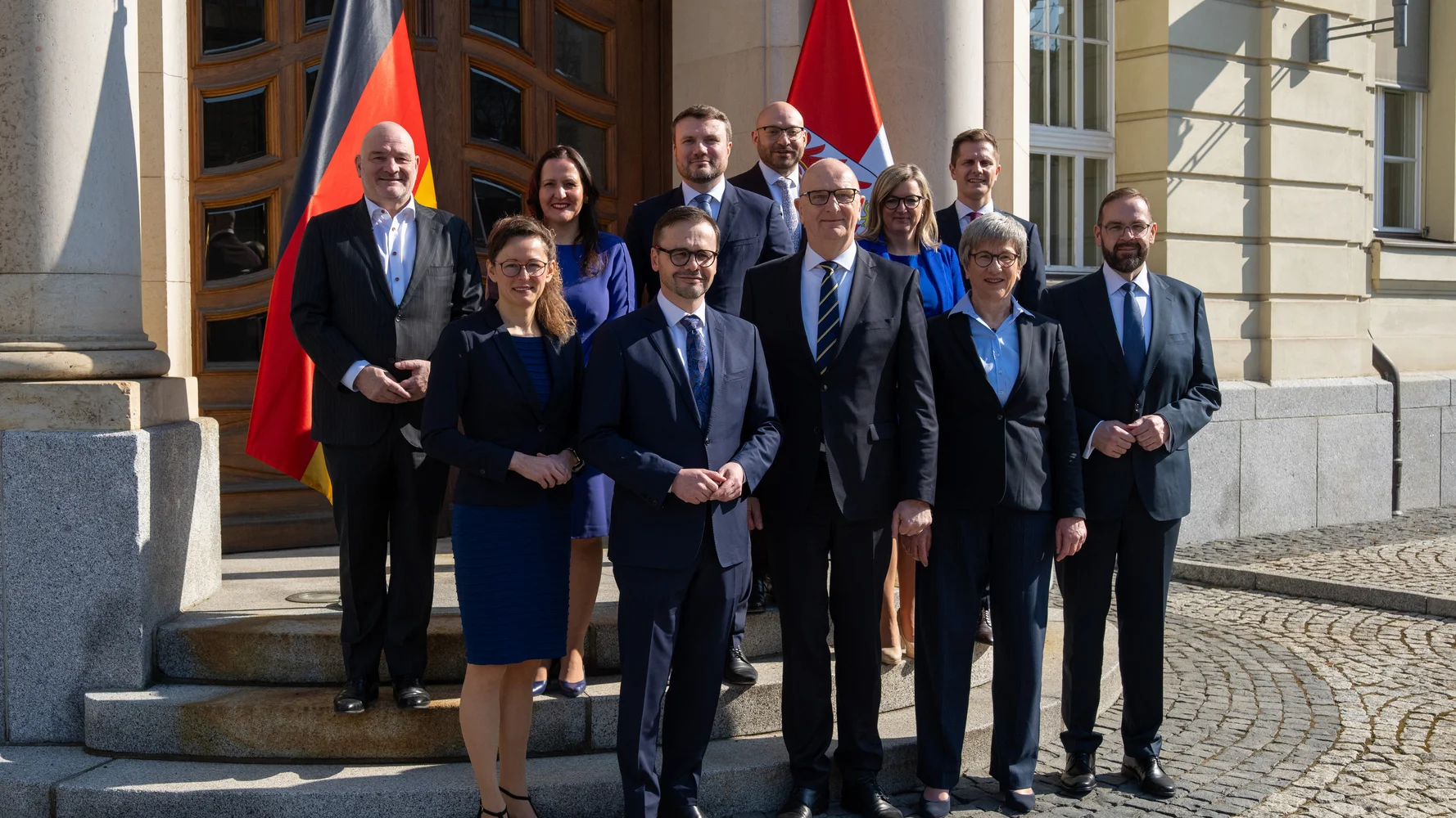 Das neue Kabinett von Brandenburg posiert bei einem Gruppenfoto