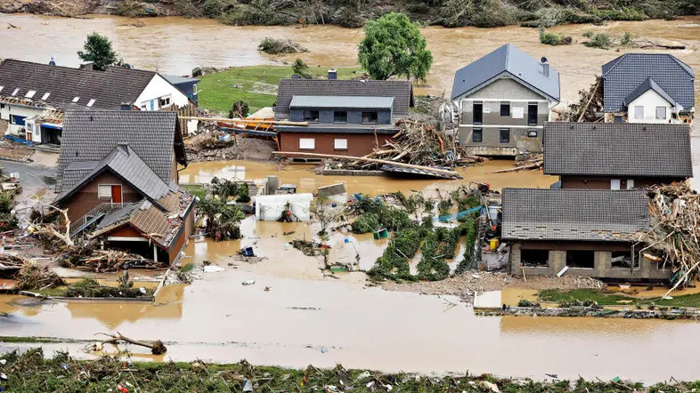 Überschwemmte Häuser stehen am 15. Juli 2021 nach der Flutkatastrophe im Ahrtal