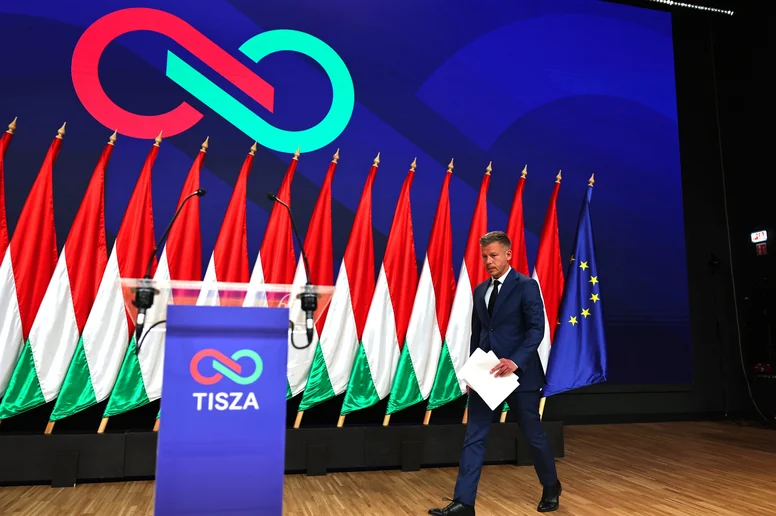 Péter Magyar vor vielen ungarischen Flaggen