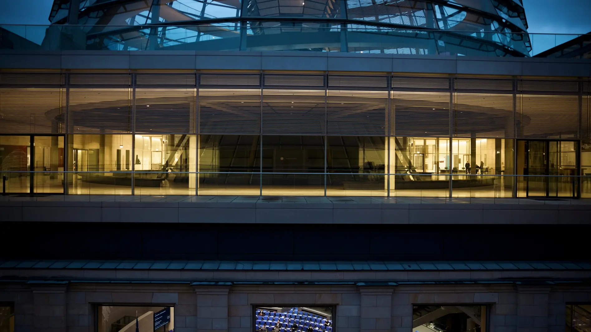 21. Deutscher Bundestag Die beleuchtete Fraktionsebene und die Dachterrasse mit Kuppel