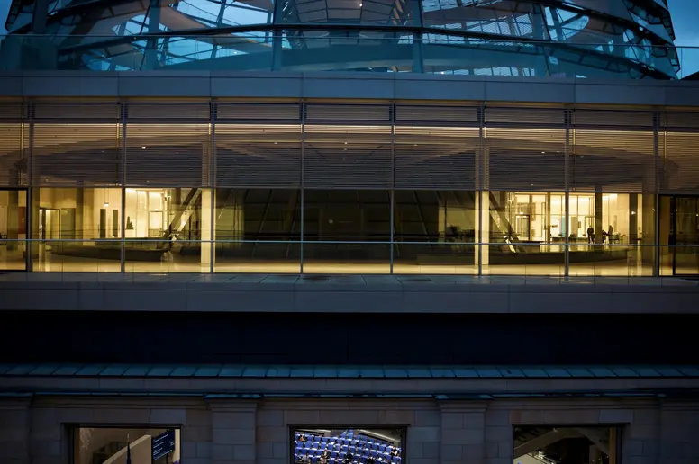 Die beleuchtete Fraktionsebene und die Dachterrasse mit Kuppel
