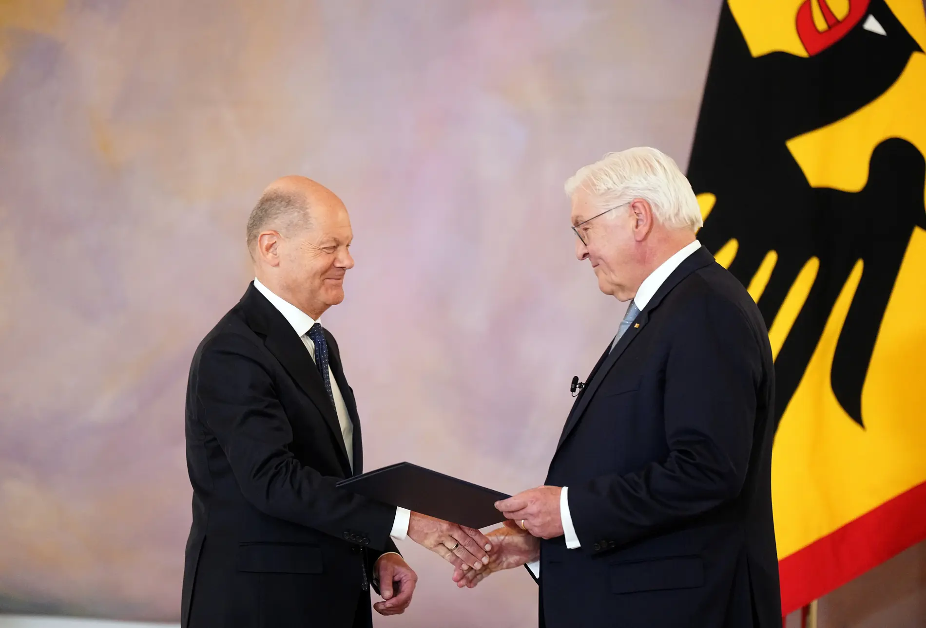 Olaf Scholz und Frank-Walter Steinmeier reichen sich die Hand