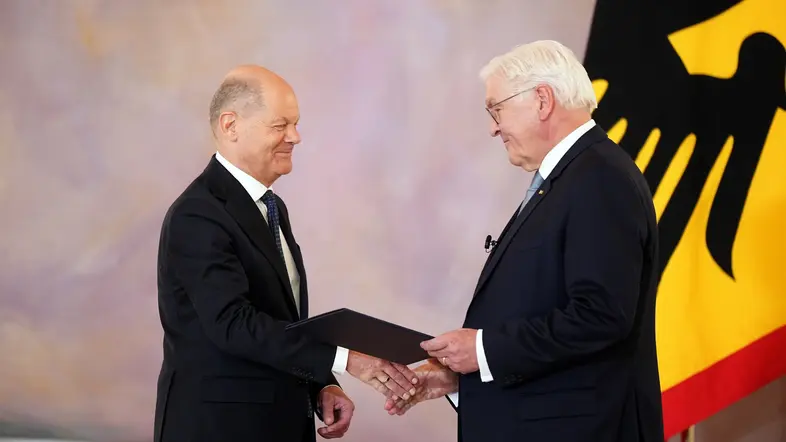 Olaf Scholz und Frank-Walter Steinmeier reichen sich die Hand