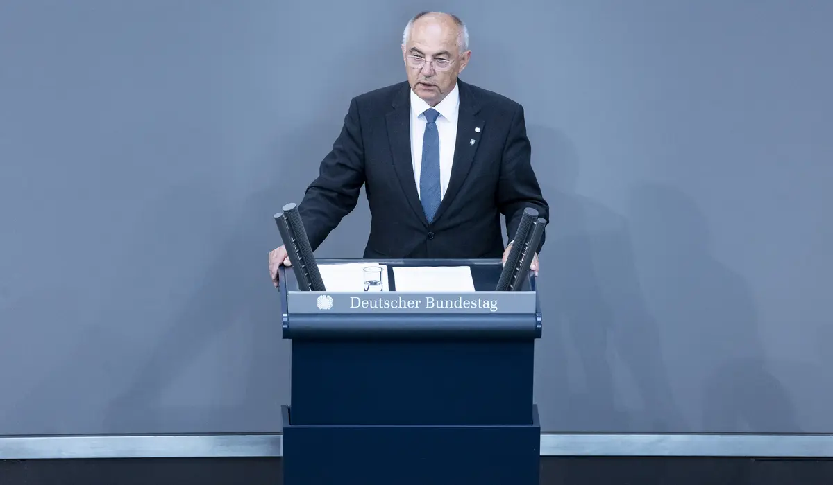 Josip Juratovic am Rednerpult im Bundestag