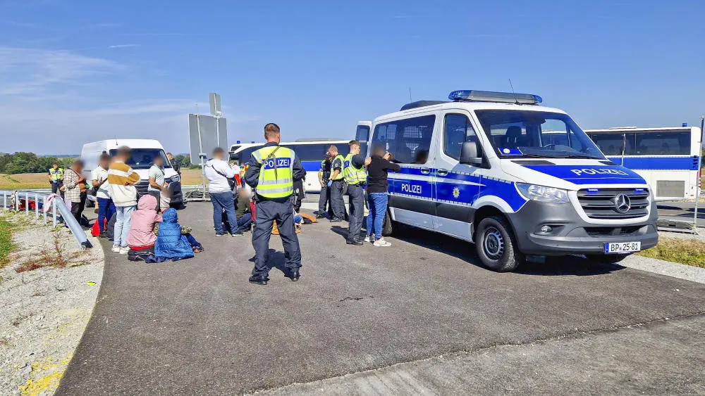 Das Bild zeigt eine Polizei-Kontrolle im bayrischen Pocking. Das Bild zeigt eine Polizei-Kontrolle im bayrischen Pocking.