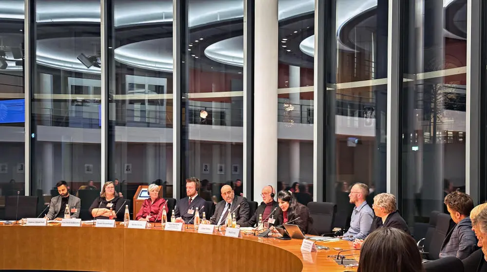 Blick auf das Gespräch zwischen den anwesenden Gästen