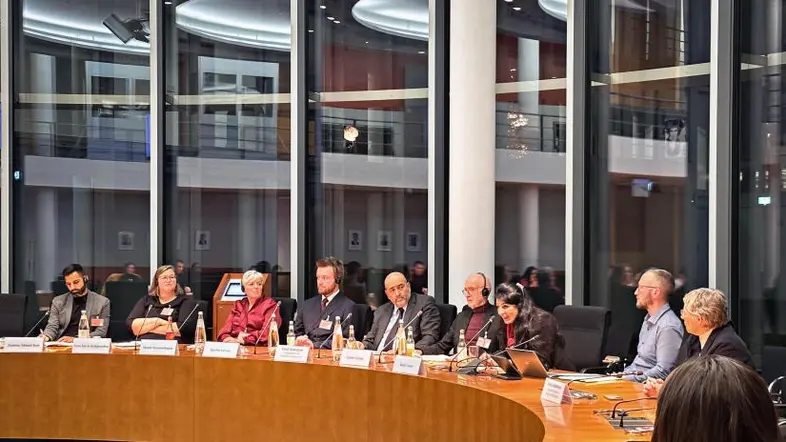 Blick auf das Gespräch zwischen den anwesenden Gästen