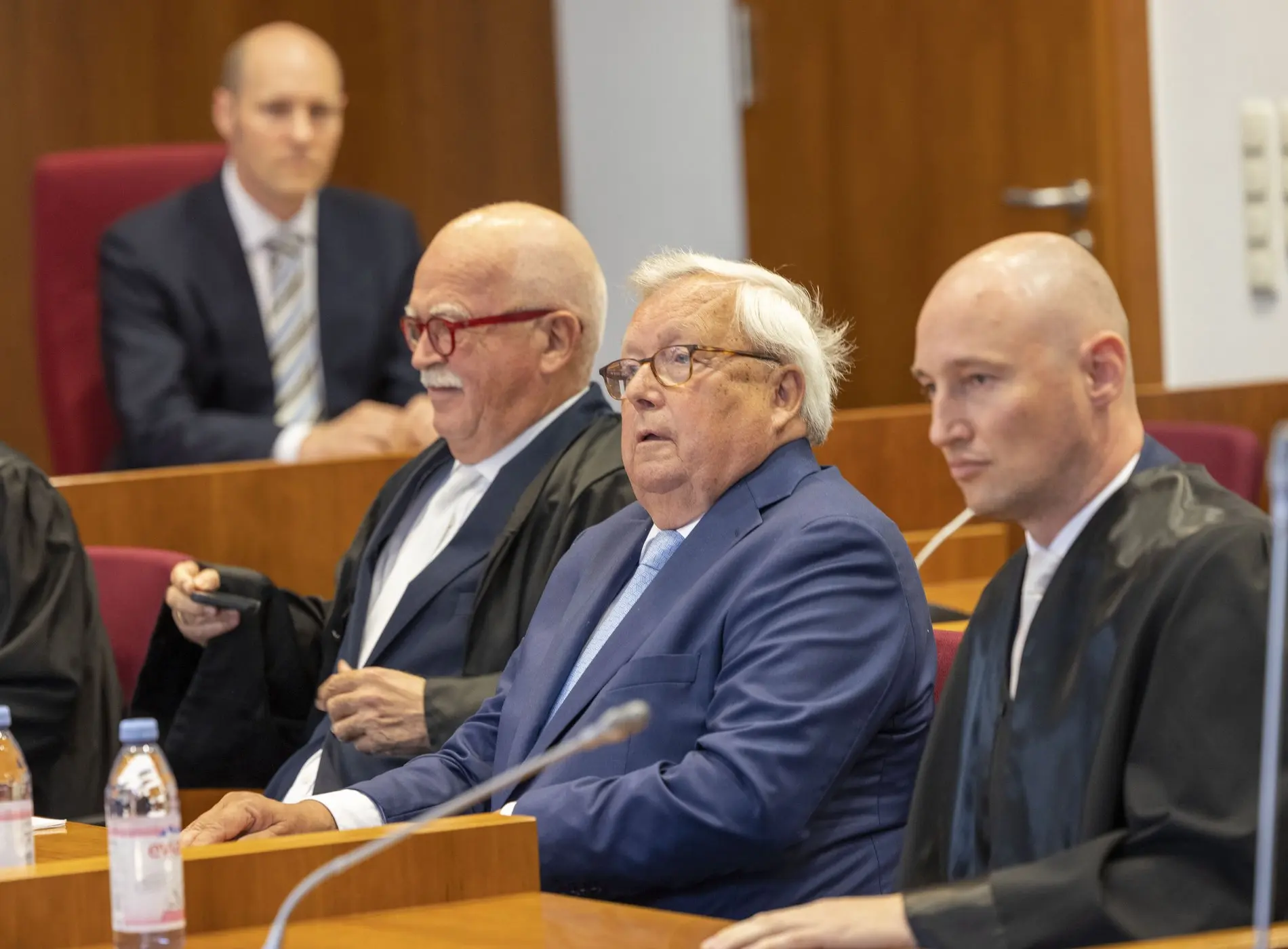 Christian Olearius (Mitte) beim ersten Verhandlungstag vor dem Bonner Landgericht mit den Anwälten Peter Gauweiler (links) und Rudolf Hübner Das Bild zeigt Bankier Christian Olearius zwischen seinen Anwälten im Gerichtssaal.
