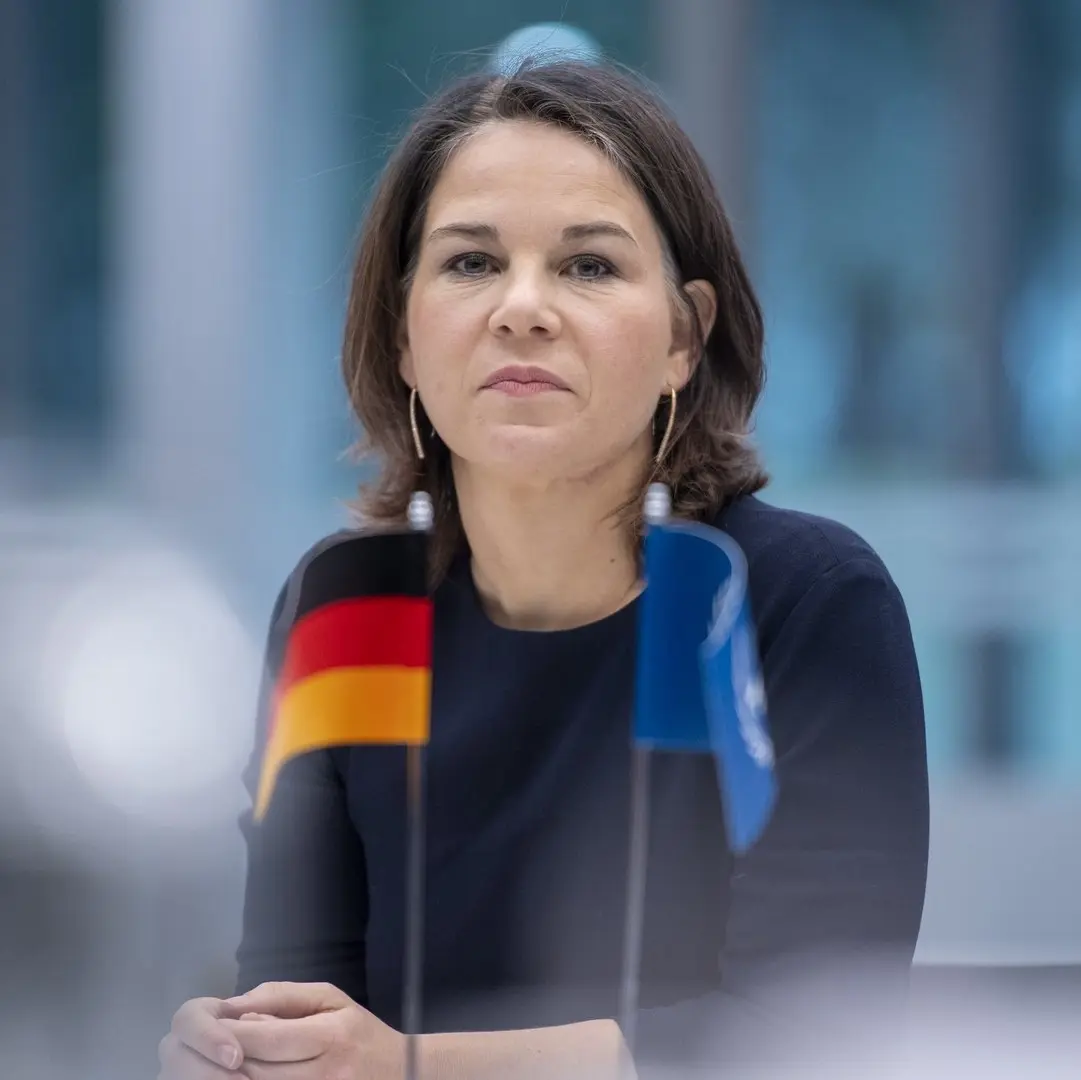 Annalena Baerbock sitzt in einem Raum im Internationalen Strafgerichtshof in Den Haag.