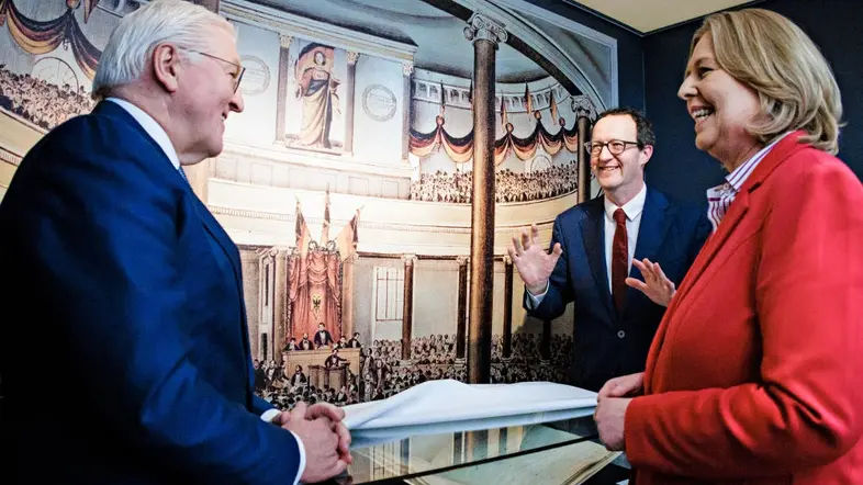 Bärbel Bas und Frank-Walter Steinmeier mit der Paulskirchenverfassung.