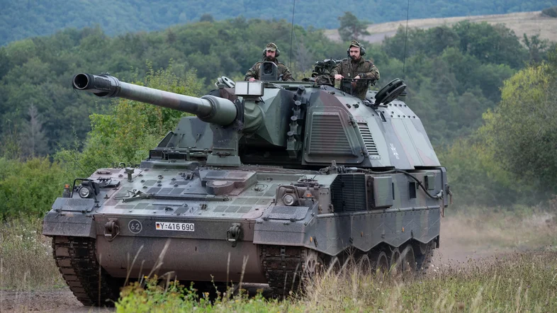 Eine Panzerhaubitze 2000 fährt über das Gelände