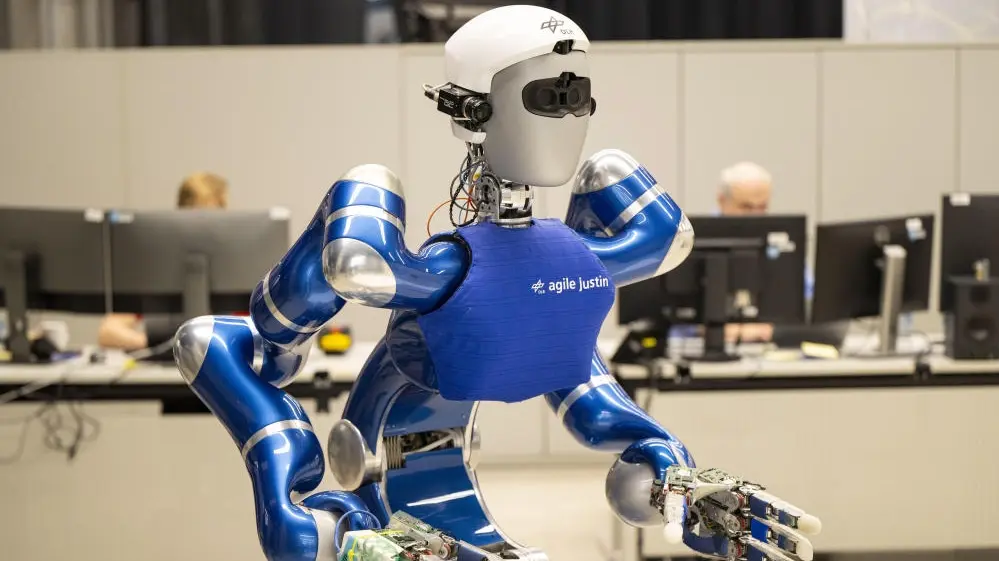 Humanoider Roboter Mitarbeiter des Deutschen Zentrums für Luft- und Raumfahrt arbeiten an einem humanoiden Roboter.