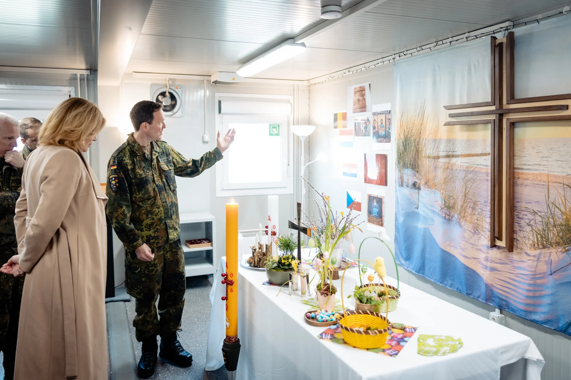 Der Bundeswehrpfarrer in Litauen zeigt Julia Klöckner den Andachtsraum