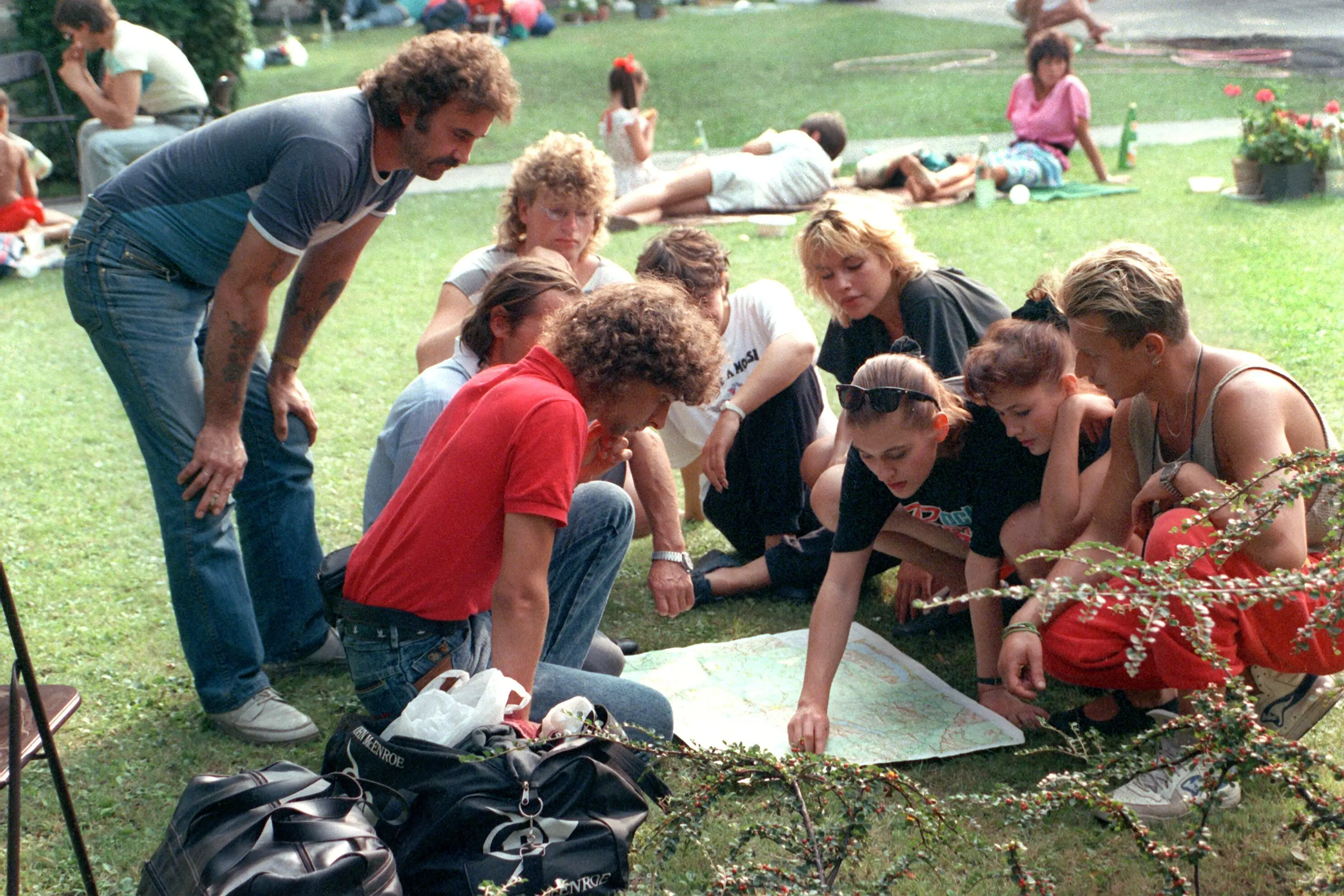 DDR-Bürger informieren sich vor der deutschen Botschaft in Budapest auf einer Landkarte über den Verlauf der grünen Grenze. 