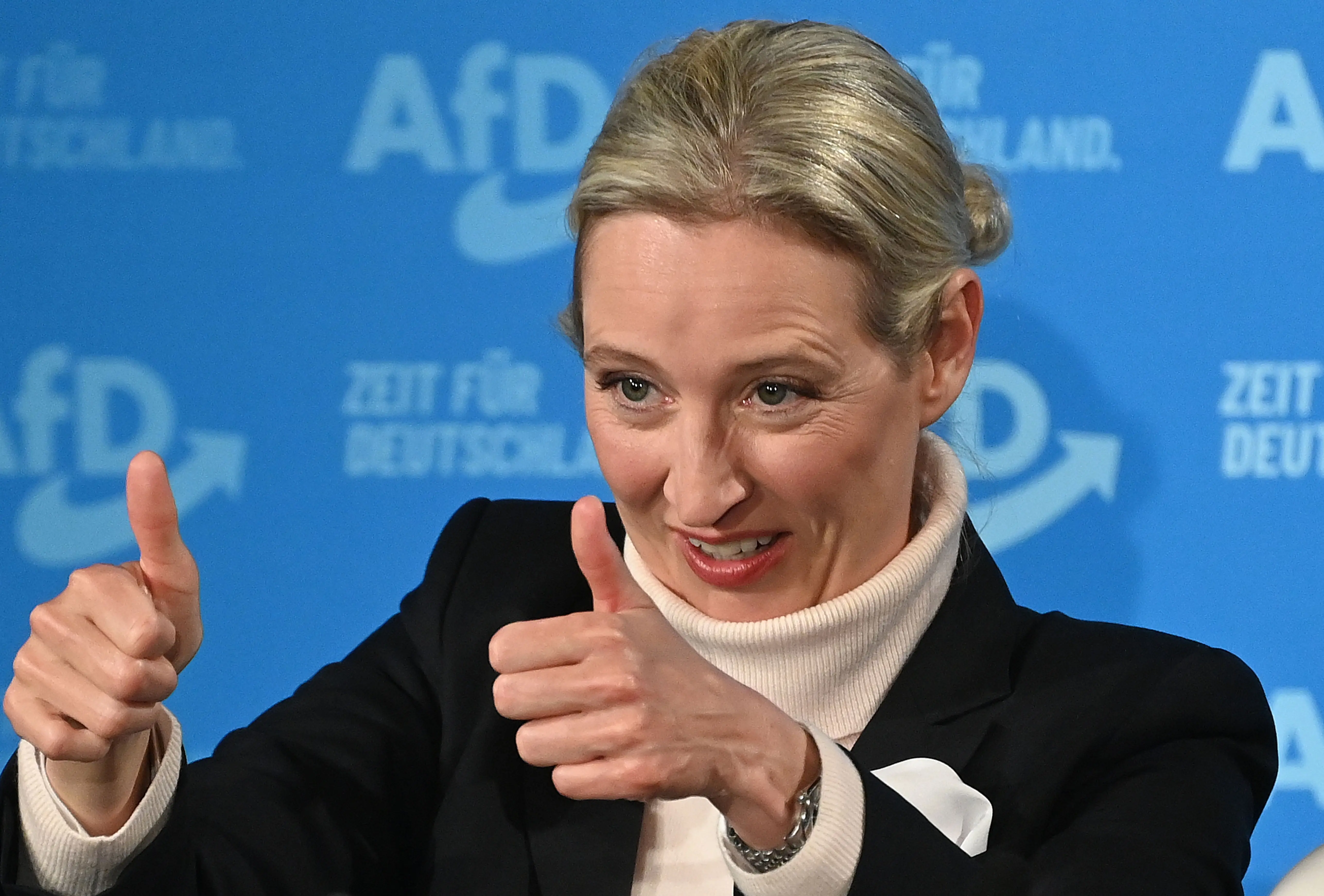 Alice Weidel Alice Weidel zeigt mit beiden Daumen nach oben